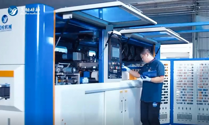 Techniker, die an Frühlingswolkeninnovationen arbeiten