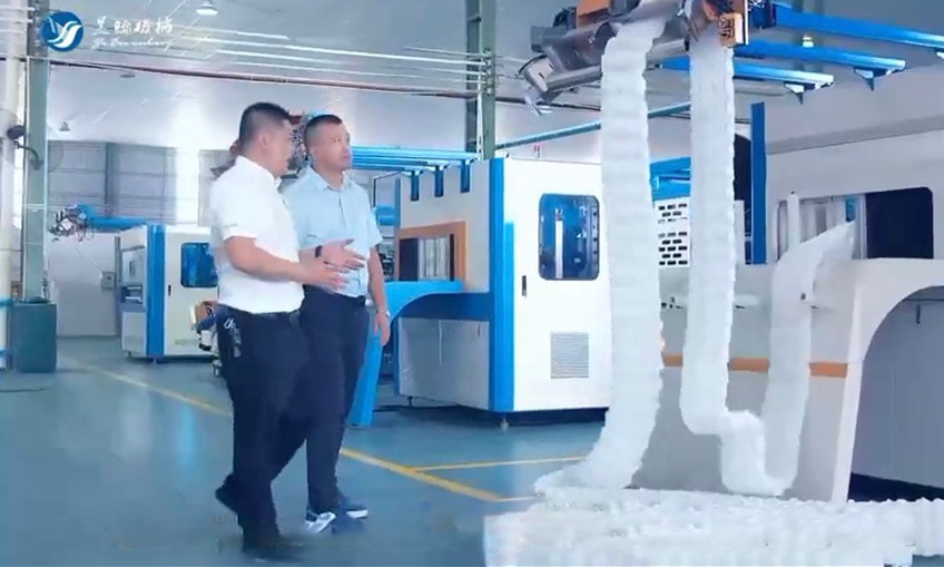 Techniker, die an Frühlingswolkeninnovationen arbeiten